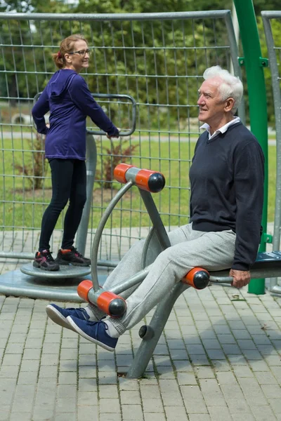 Elder people in outdoor gym — Stock Photo, Image