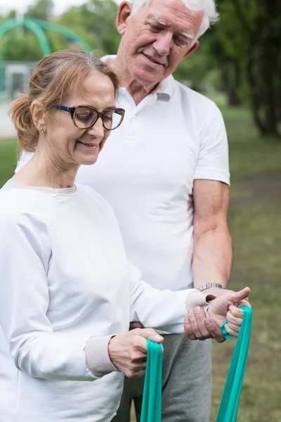 Frau mit elastischem Pilates-Band — Stockfoto