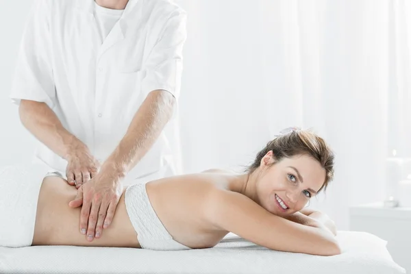 Mooie vrouw tijdens het ontspannende massage — Stockfoto