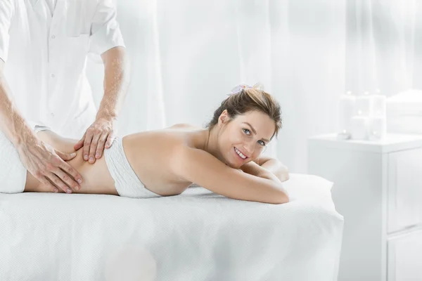 Moderne Frau im Massagesalon — Stockfoto