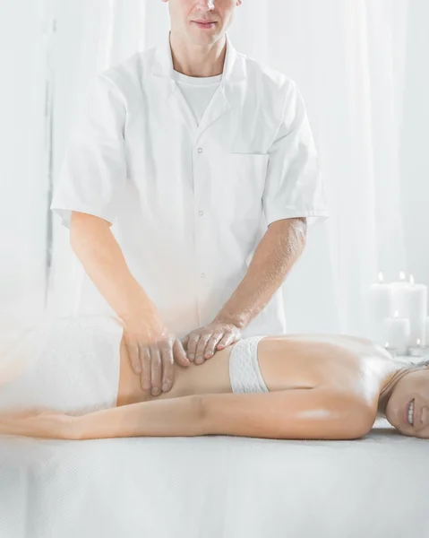 Massör göra terapeutisk massage — Stockfoto