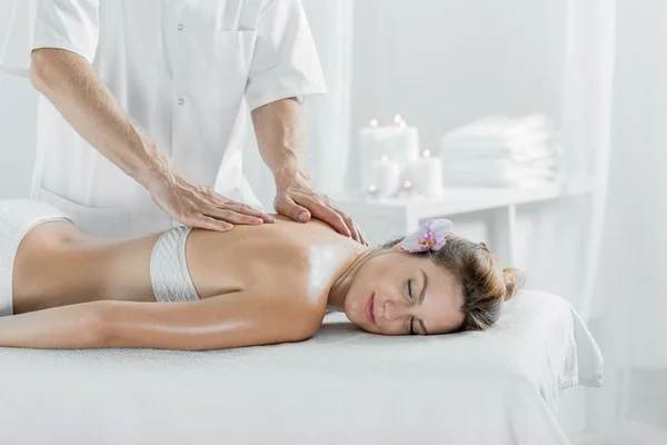 Wellness-Frau liegt auf Tisch — Stockfoto