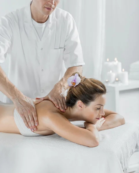 Jovem empresária relaxante após o trabalho — Fotografia de Stock