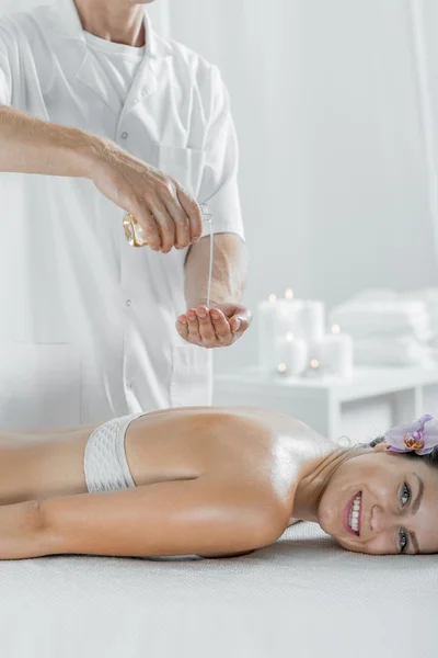 Helende massage van het lichaam van de olijfolie — Stockfoto