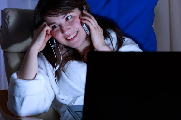 Vrouw en haar telefoon — Stockfoto