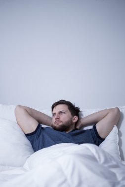 Adam uyuya zorlanıyor