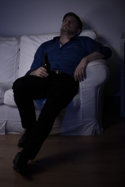 Sarhoş ve mutsuz bir adam