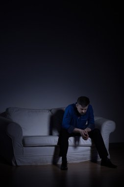 Boş dairede yalnız adam