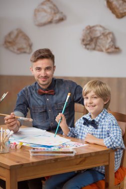 Sanatsal kardeşleri birlikte boyama