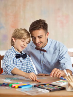 Çizim birlikte mutlu sanatsal kardeşler