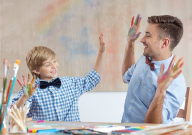 Sanat sınıfı öğretmen ve öğrencisi