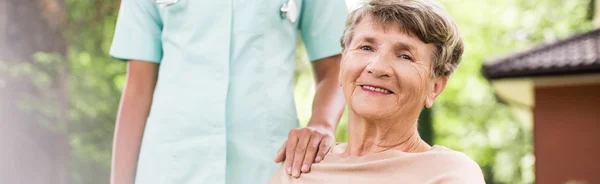 Oudere vrouw met particuliere medische zorg — Stockfoto