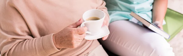 Ältere Frau trinkt Kaffee — Stockfoto