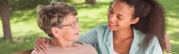 Elderly woman relaxing in garden — Stock Photo, Image