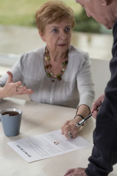 Firma de papeles de divorcio — Foto de Stock