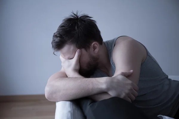 Homem cansado com dor de cabeça — Fotografia de Stock