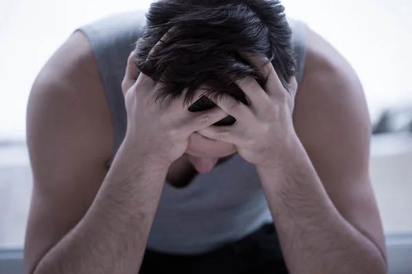 Hombre deprimido sosteniendo la cabeza —  Fotos de Stock