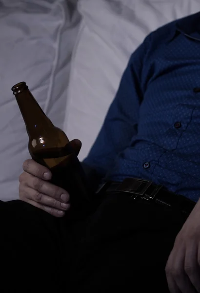 Mies käsi tilalla olutta — kuvapankkivalokuva
