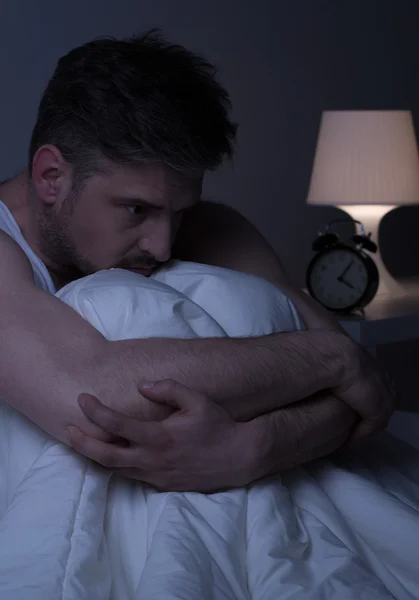 Unglücklich nachdenklicher Mann im Bett — Stockfoto