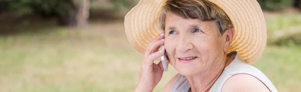 Senior vrouw in zomer stro — Stockfoto