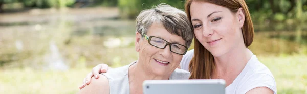 Tablet'ın ekranına bakarak — Stok fotoğraf