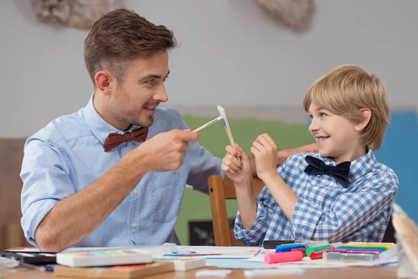 Vater unterstützt künstlerisches Können — Stockfoto