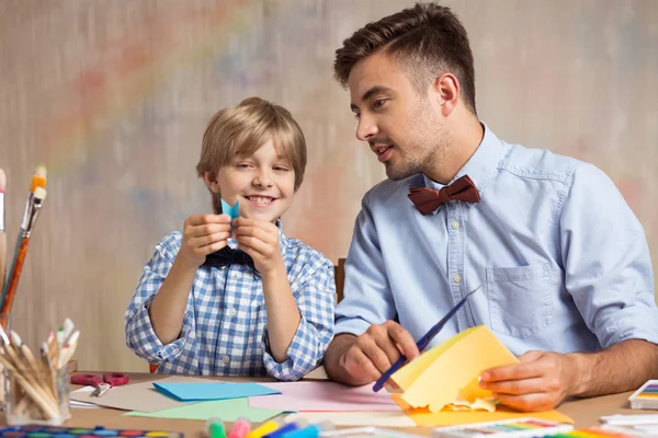 Chico creativo aprendiendo origami —  Fotos de Stock