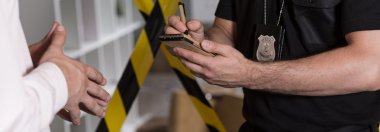 Tanık ile konuşurken polis ajanı