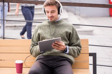 Adam beklerken müzik dinleme 