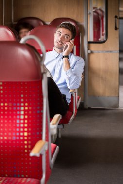 Cep telefonu ile genç zarif yolcu