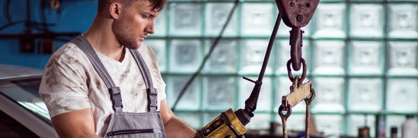 Meccanico d'auto al lavoro — Foto Stock