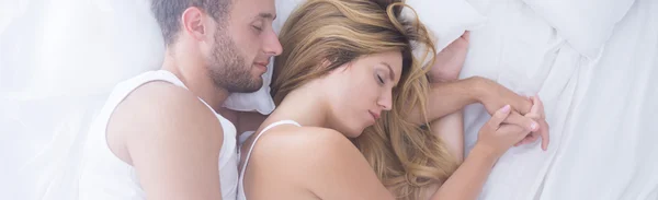 睡眠の位置のカップル — ストック写真
