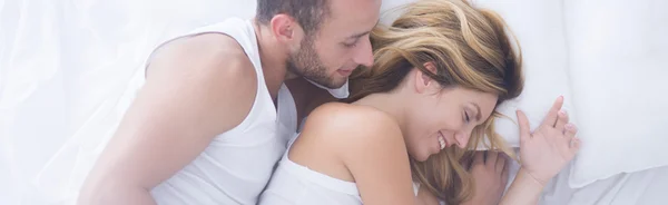 Pareja en la cama — Foto de Stock