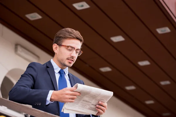 Trabajador de oficina leyendo periódico — Foto de Stock