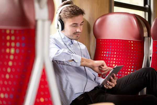 Om de afaceri ocazional în tren — Fotografie, imagine de stoc