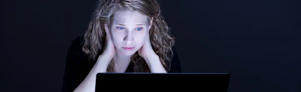 Flickan tittar på datorns skärm — Stockfoto