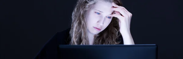 Teen victim of cyber bullying — Stock Photo, Image