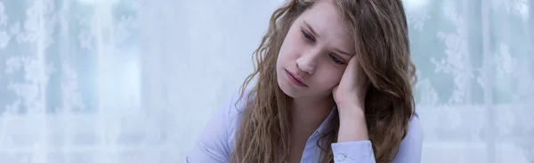 Sorgliga ung kvinna med huvudvärk — Stockfoto