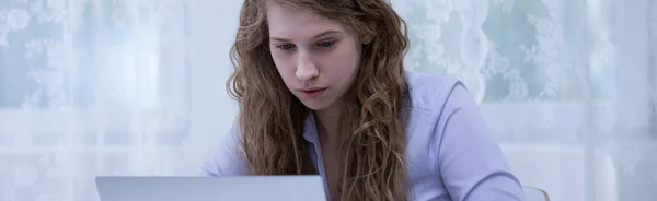 Junge Frau computersüchtig — Stockfoto