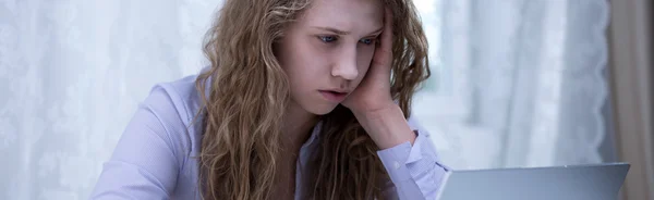 Scared girl being bullied online — Stock Photo, Image