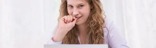 Счастливая девушка с помощью компьютера — стоковое фото