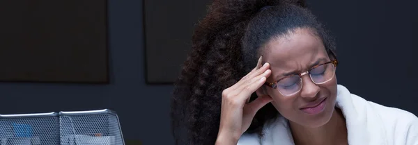 Mujer con dolor de cabeza fuerte — Foto de Stock