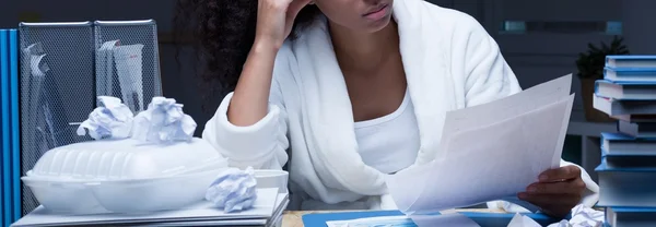 Mulher estudando para sessão de exame — Fotografia de Stock