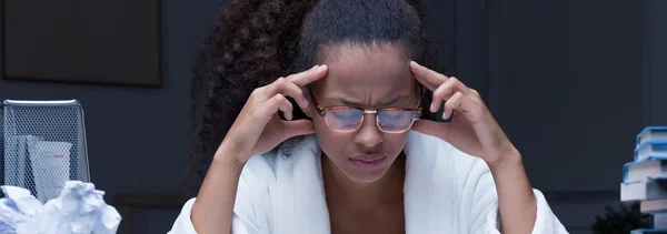 Mujer tratando de recoger pensamientos —  Fotos de Stock