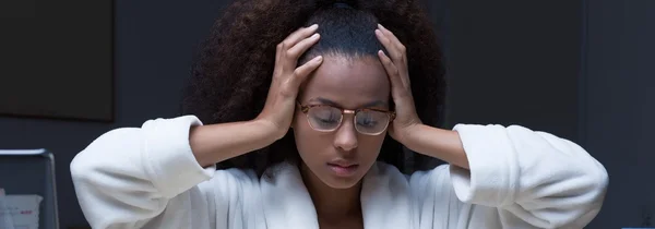 Esausto femmina tenendo la testa — Foto Stock