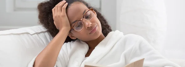 Faule Frauen verschwenden Zeit — Stockfoto