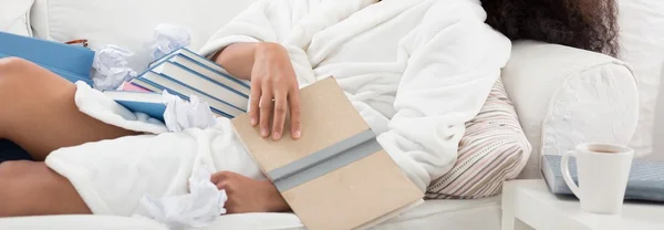 Menina adormece com livro — Fotografia de Stock