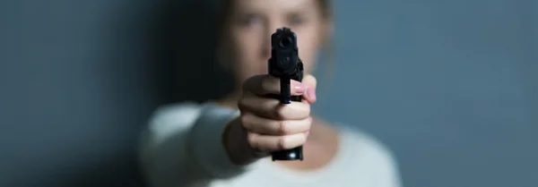 Peka på en pistol någon — Stockfoto