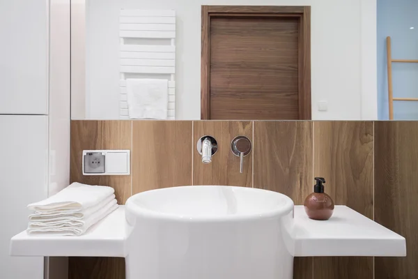 Elegante cuarto de baño con pared posterior de madera —  Fotos de Stock