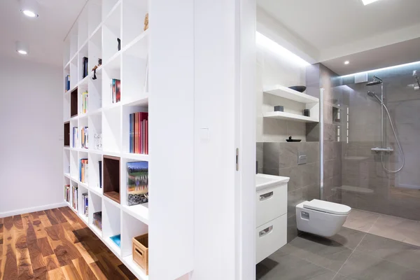 Nya bokhylla och badrum inredning — Stockfoto